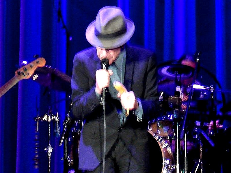 LeonardCohen met banaan (Medium).jpg