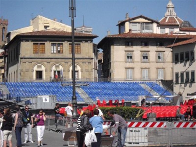 the &quot;empty&quot; piazza santa croce